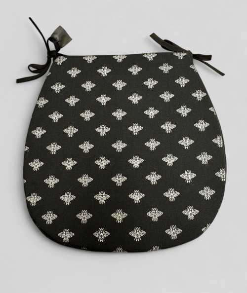 Silver bee classic D shaped seat pads on a black base