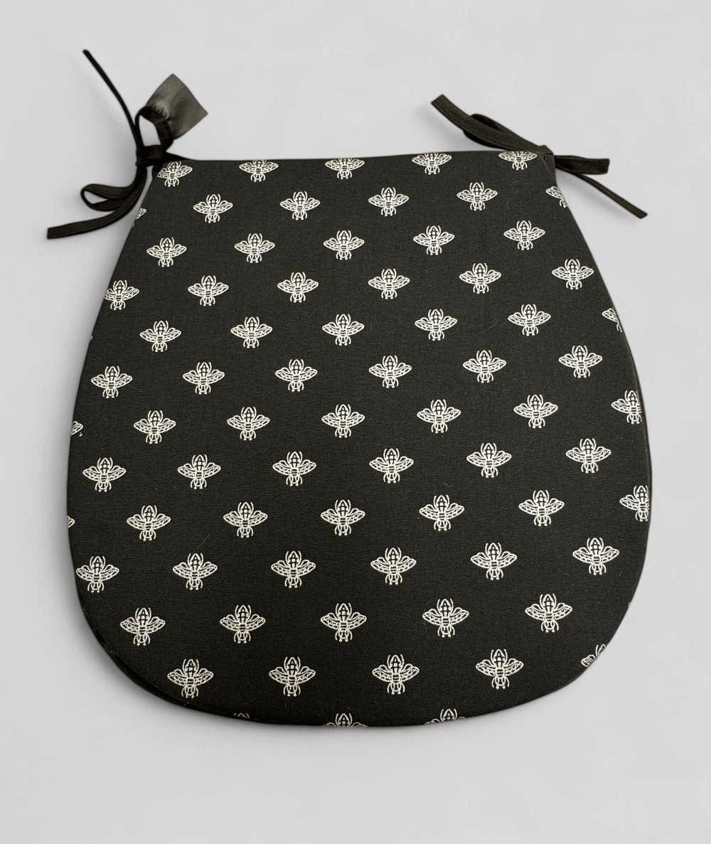 Silver bee classic D shaped seat pads on a black base