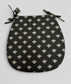 Silver bee classic D shaped seat pads on a black base