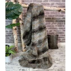Testen von Grey Wolf Kunstfellwurf