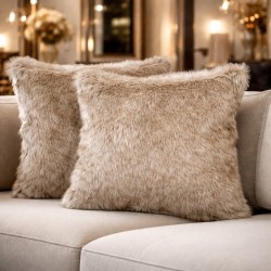 Tundra Wolf Faux Fur Kussens | Langharige Beige Faux Fur Kussens | Beige Kussens