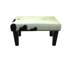 Tabouret en peau de vache crème et noire | Repose-pieds en peau de vache