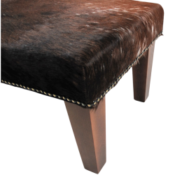 Kleine Bruin Gevlekte Koeienhuid Voetenbank | Kleine Gestreepte Huid Voetenbank