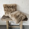 Paire de coussins en peau de mouton véritable taupe 40 cm