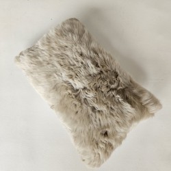 Paar rechthoekige kussens van echt schapenvacht Oester 30x50cm
