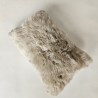 Paar rechthoekige kussens van echt schapenvacht Oester 30x50cm