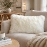 Deux coussins rectangulaires en peau de mouton véritable crème 30x50cm
