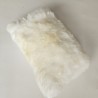 Deux coussins rectangulaires en peau de mouton véritable crème 30x50cm
