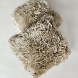 Deux coussins en véritable peau de mouton beige clair 50 cm
