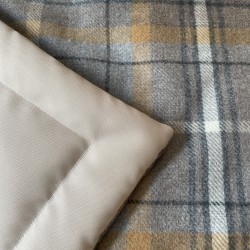 Tragbare gepolsterte Reisedecke mit Tragegriff in grauem Tartan